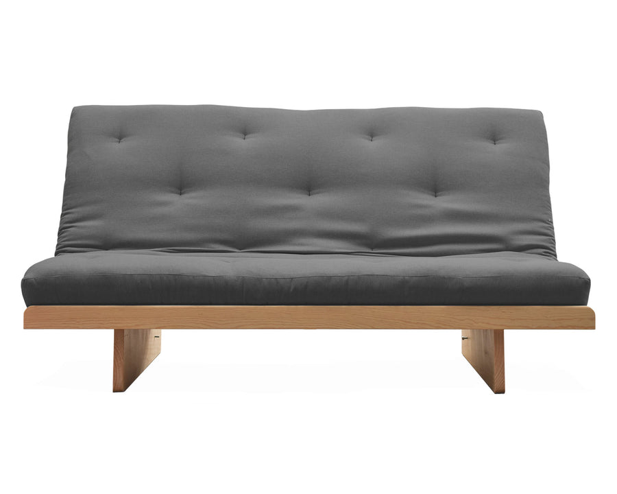 Es un futón, que se convierte en una cama matrimonial, su colchón es estilo japones y base de madera.